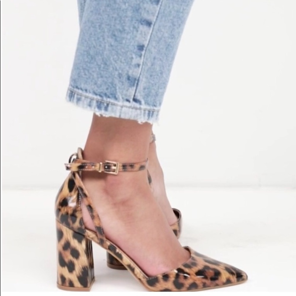 🌹✅Patent leather leopard print healed shoes.